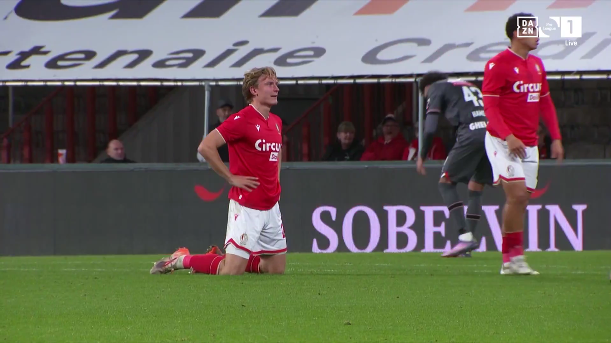 Lothar D'hondt, lovit cu un pahar în Standard - Antwerp