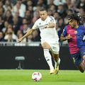 Jules Kounde (dreapta), în duel cu Kylian Mbappe în El Clasico / Foto: Imago