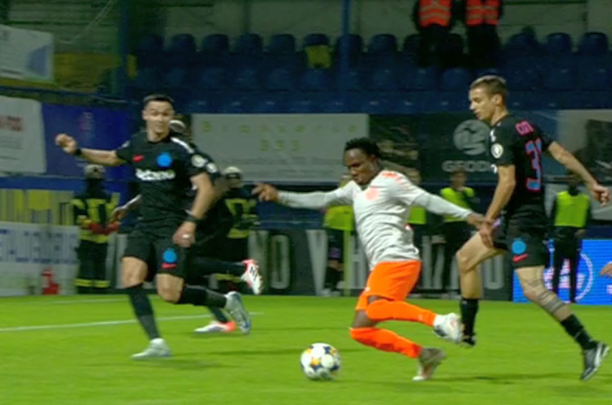 Huiduieli și înjurături în Metaloglobus - FCSB, după ce arbitrul a dat, apoi a anulat un penalty