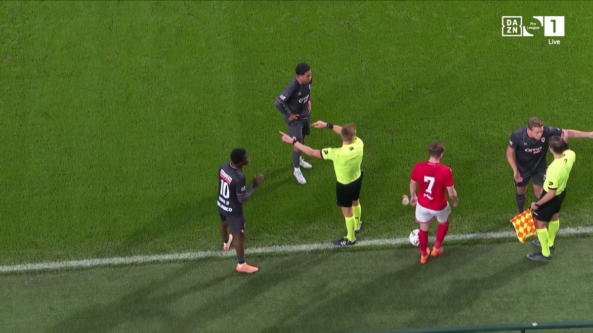 Lothar D'hondt, lovit cu un pahar în Standard - Antwerp