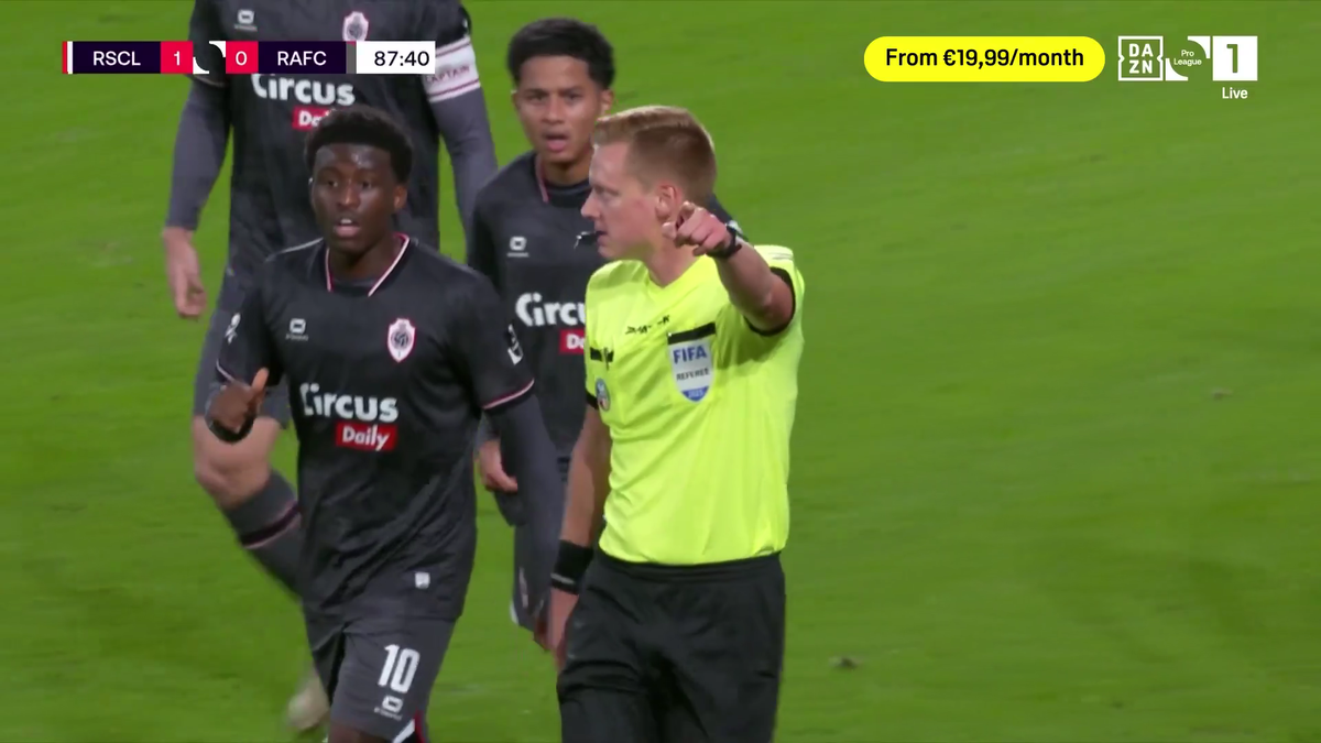 Meci abandonat în minutul 87! Arbitru lovit de un fan al fostei trupe a lui Mircea Rednic » Ce spune regulamentul