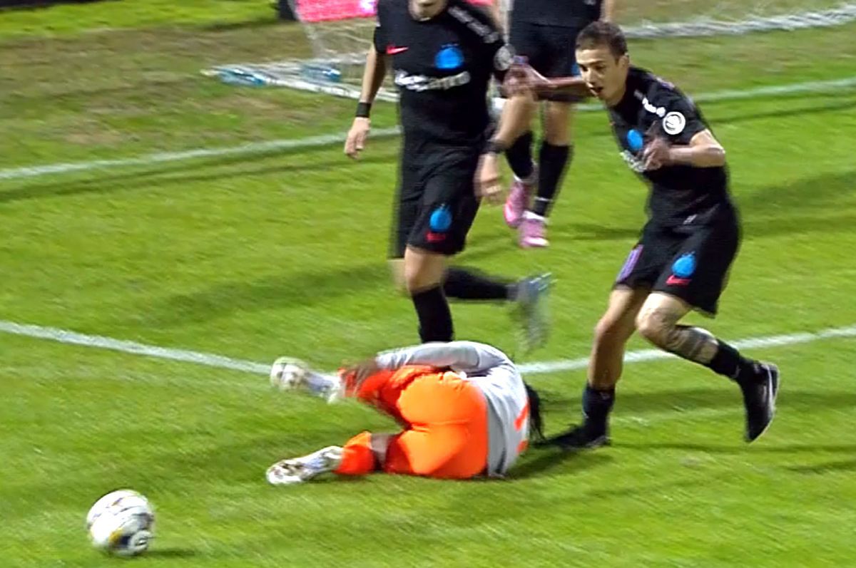 Huiduieli și înjurături în Metaloglobus - FCSB, după ce arbitrul a dat, apoi a anulat un penalty