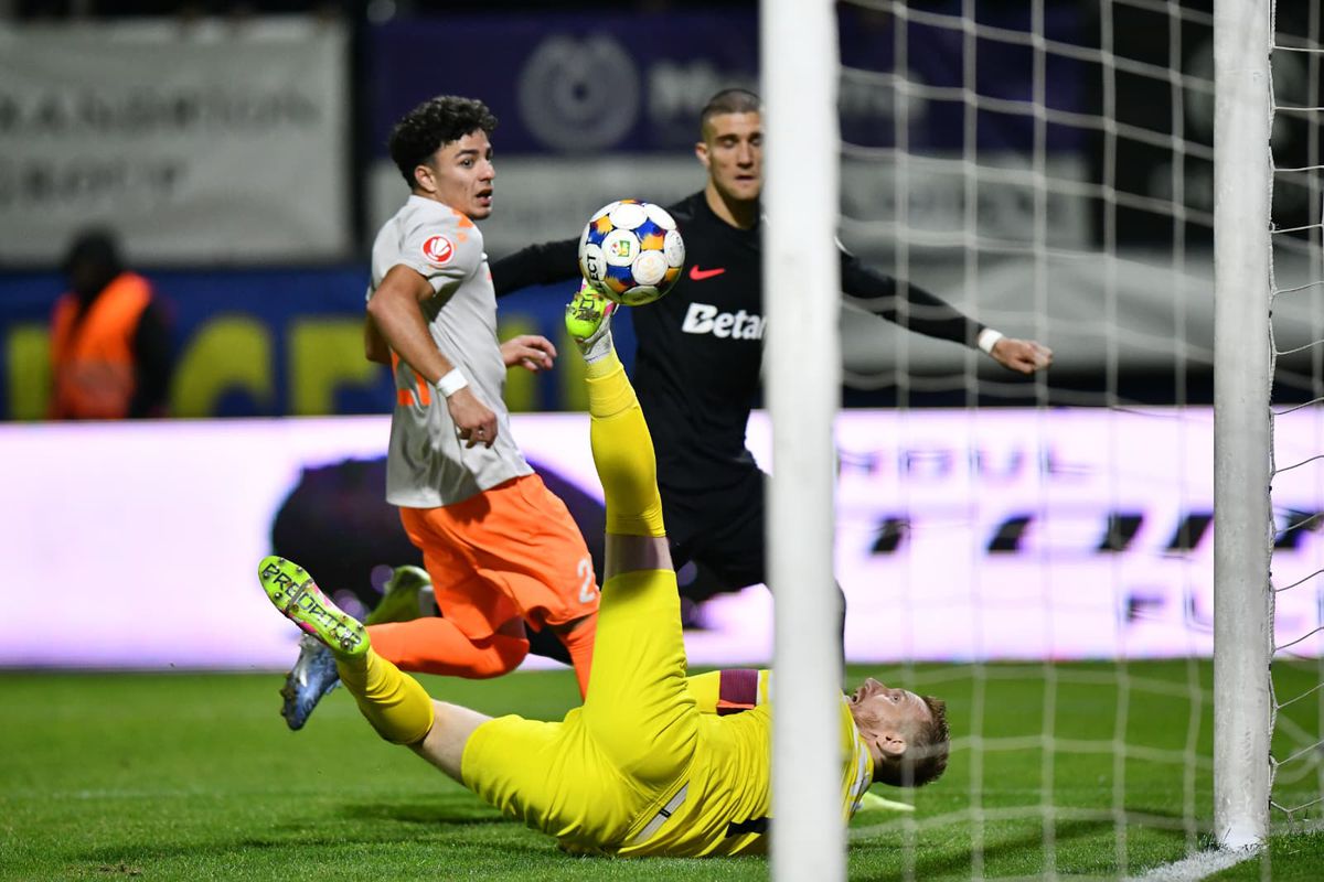 Ce eroare! Gest greu de înțeles la penalty-ul de 0-1 din Metaloglobus - FCSB