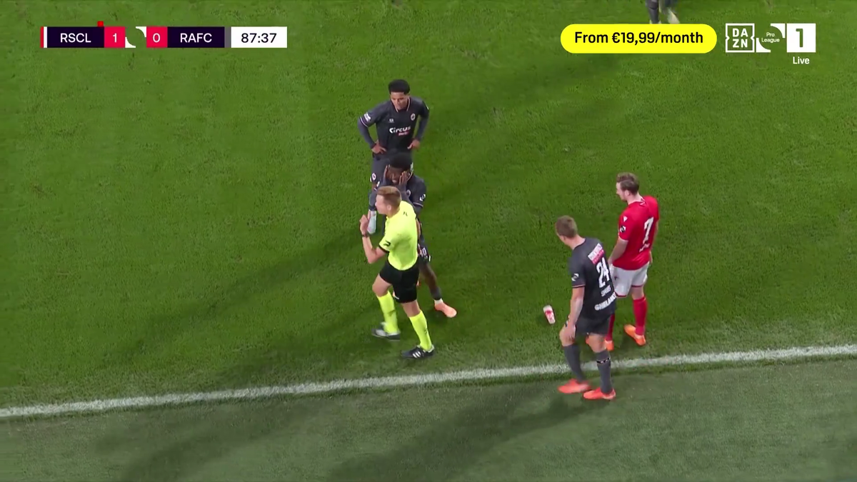 Meci abandonat în minutul 87! Arbitru lovit de un fan al fostei trupe a lui Mircea Rednic » Ce spune regulamentul