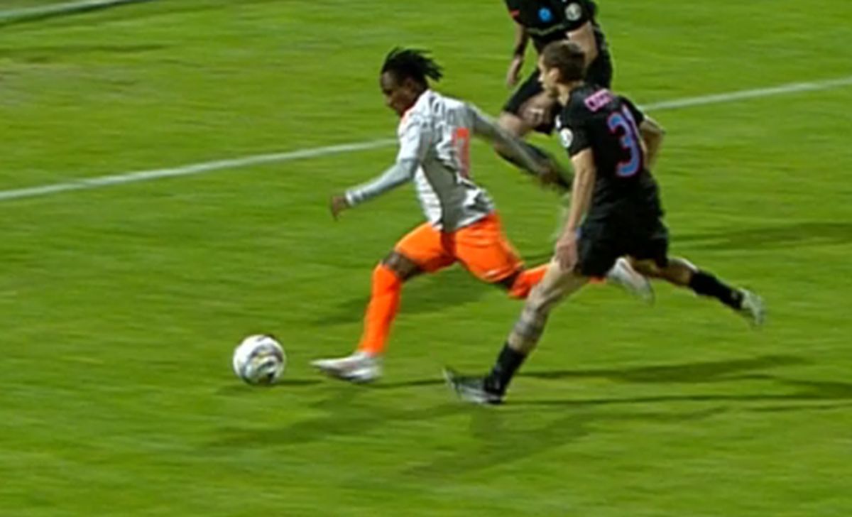 Huiduieli și înjurături în Metaloglobus - FCSB, după ce arbitrul a dat, apoi a anulat un penalty