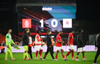 Meci abandonat în minutul 87! Arbitru lovit de un fan al fostei trupe a lui Mircea Rednic » Ce spune regulamentul