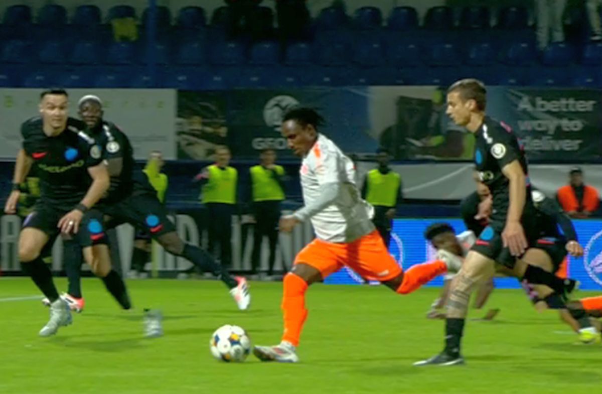 Huiduieli și înjurături în Metaloglobus - FCSB, după ce arbitrul a dat, apoi a anulat un penalty