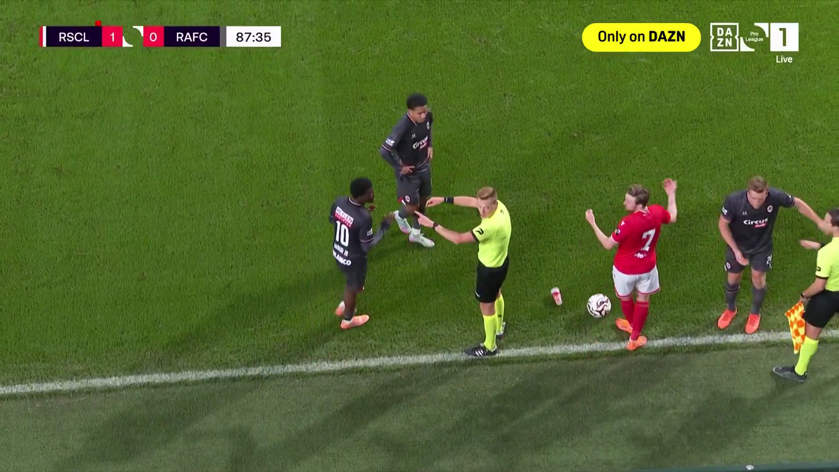 Lothar D'hondt, lovit cu un pahar în Standard - Antwerp