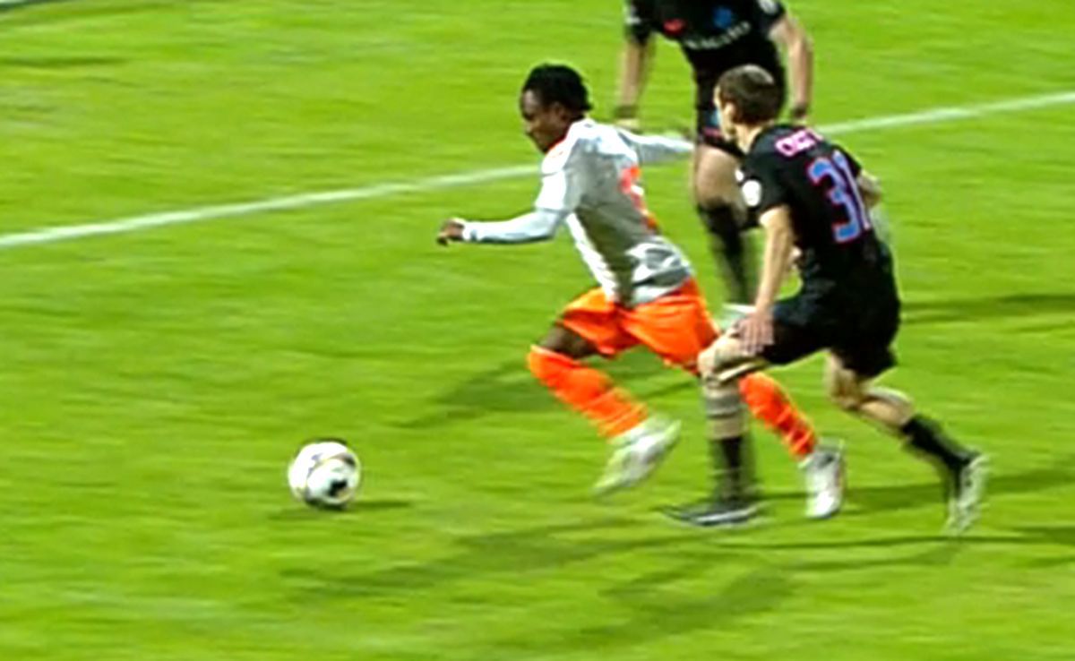 Huiduieli și înjurături în Metaloglobus - FCSB, după ce arbitrul a dat, apoi a anulat un penalty