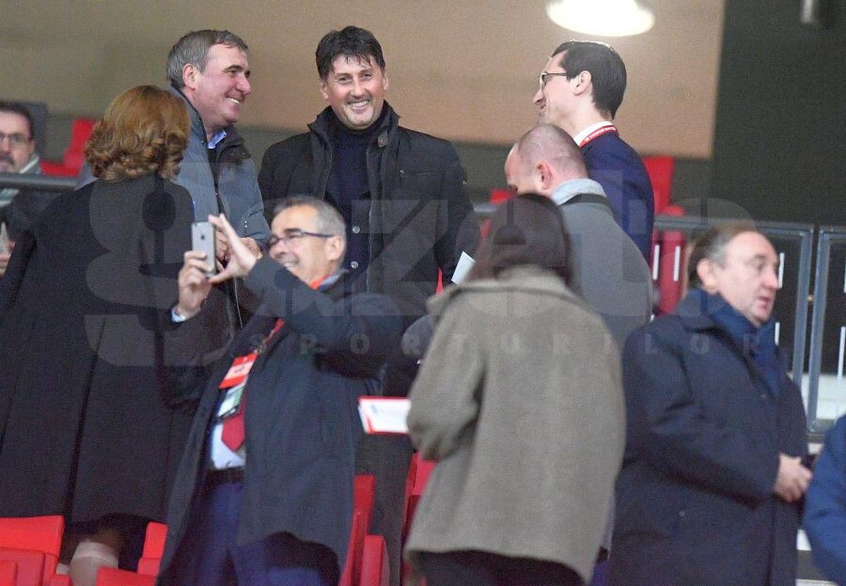 SPANIA - ROMÂNIA // FOTO Răzvan Burleanu, presing la Gică Hagi în timpul meciului cu Spania? Cei doi au fost împreună pe „Wanda Metropolitano”