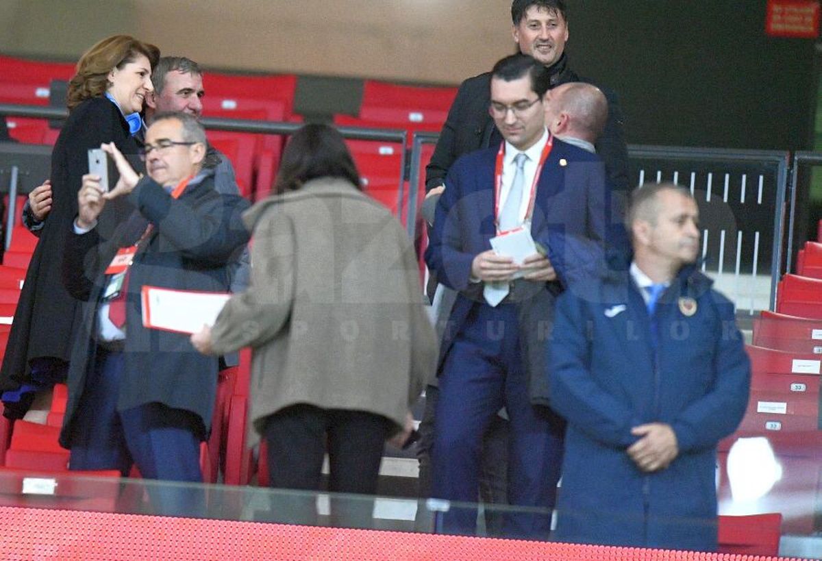 SPANIA - ROMÂNIA // FOTO Răzvan Burleanu, presing la Gică Hagi în timpul meciului cu Spania? Cei doi au fost împreună pe „Wanda Metropolitano”