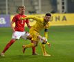Ianis Hagi (galben) în România U21 - Danemarca U21 1-1