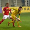 Ianis Hagi (galben) în România U21 - Danemarca U21 1-1