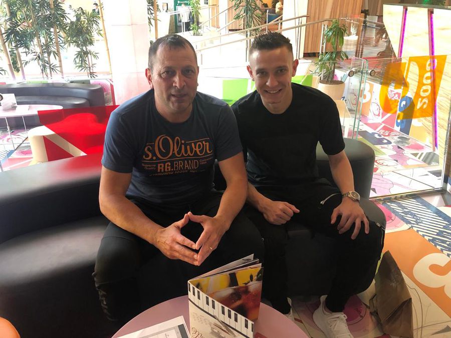 Gabi Răduță (stânga) și Vali Costache EXCLUSIV Cum a ajuns Vali Costache la Dinamo: „I-am zis domnului Negoiță să-mi dea 20.000 de lei”