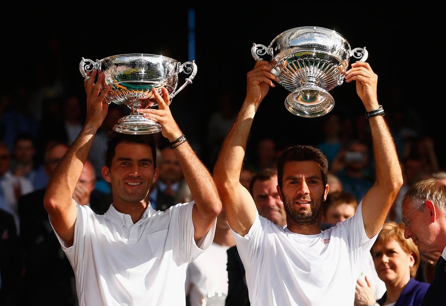 Horia Tecău și Jean-Julien Rojer cu trofeele de la Wimbledon FOTO Guliver/GettyImages Horia Tecău s-a retras din circuitul ATP cu o victorie: „Un moment pe care nu ești pregătit niciodată să-l trăiești, chiar dacă te gândești la el”