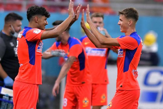 FCSB e obligată să scoată din primul „11” încă un fotbalist cu nume pentru a respecta legea FRF / Sursă foto: Imago Images