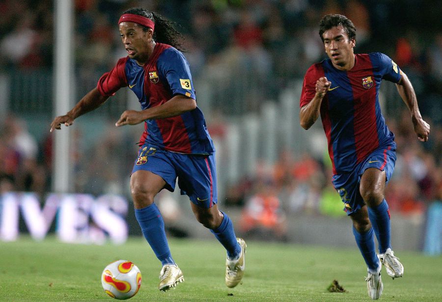 Van Bronckhorst, alături de inegalabilul Ronaldinho / Sursă foto: Guliver/Getty Images Fostul fotbalist al Barcelonei e noul antrenor al lui Ianis Hagi la Rangers