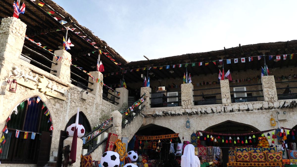 Globalism vs tradiţionalism » Imagini spectaculoase din piața Souq Waqif, locul în care s-au strâns suporteri de pe tot Globul