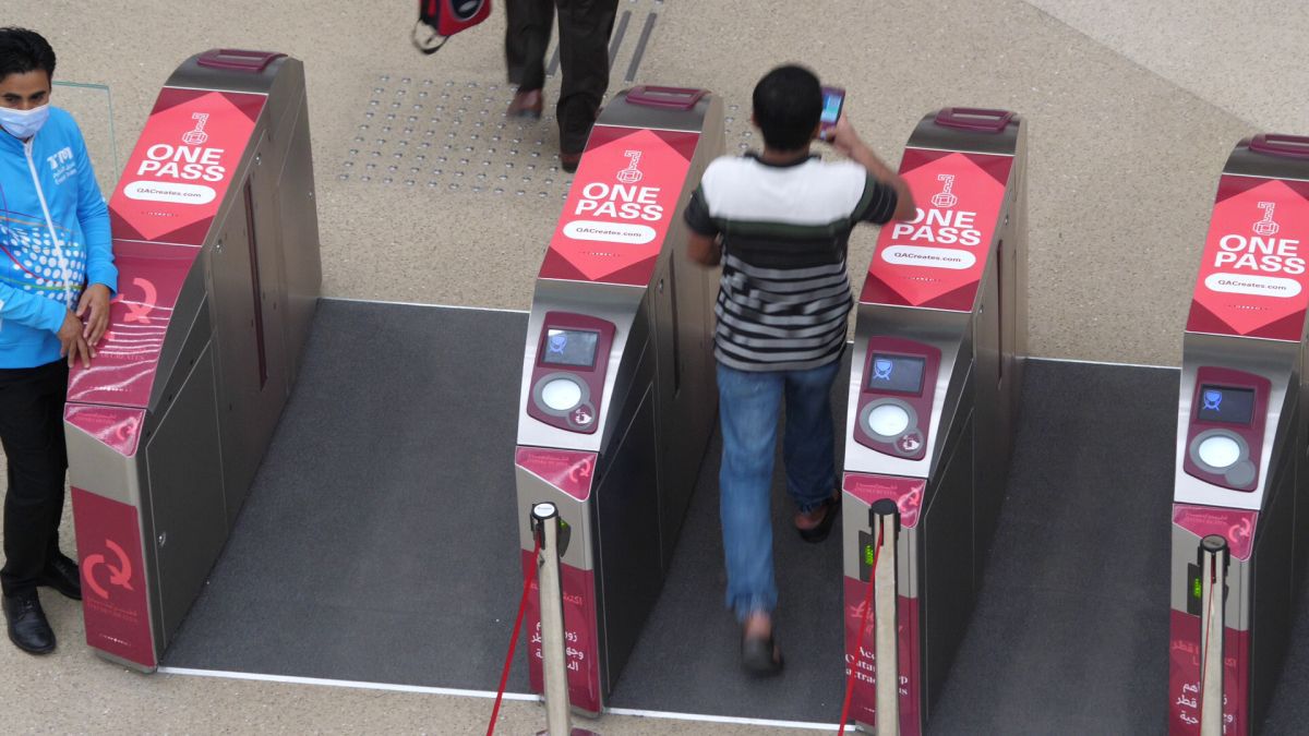 De pe altă planetă! Metroul din Doha e uluitor: stații cât aeroporturi întregi, trenuri automatizate și confort cum n-avem nici la cinema în România