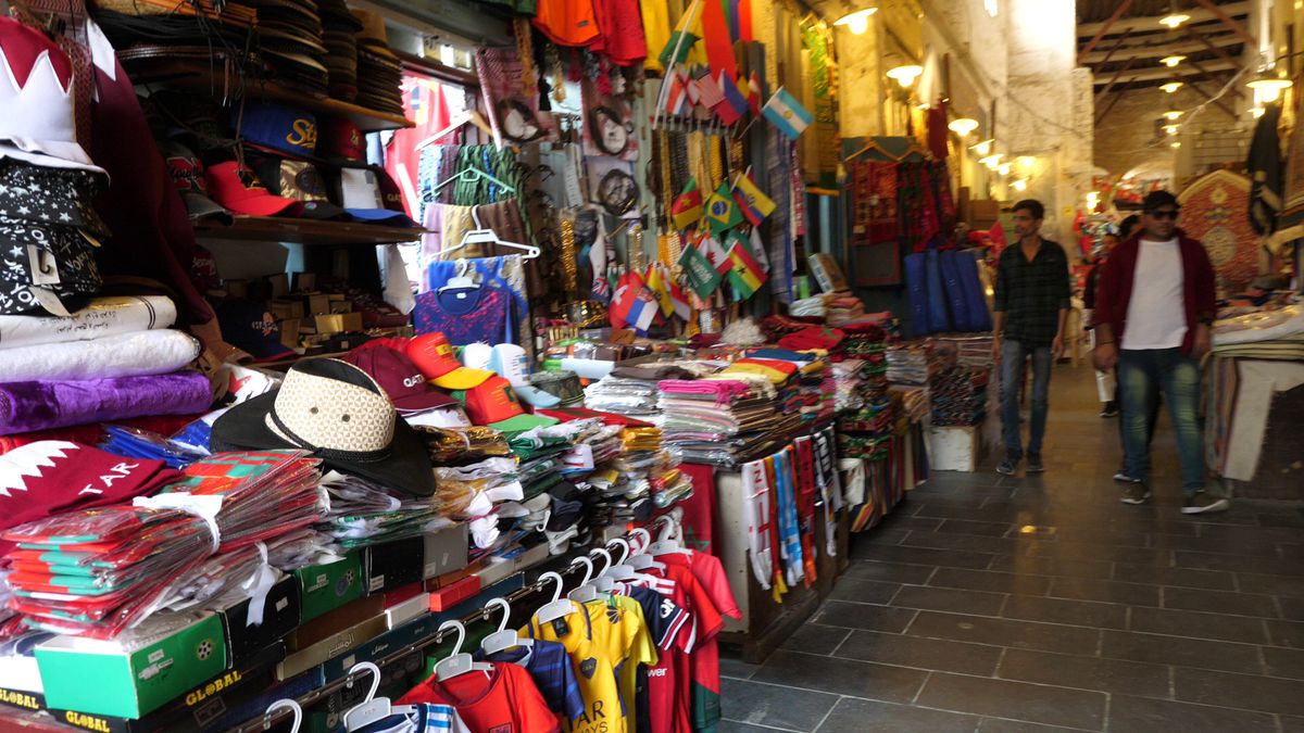 Globalism vs tradiţionalism » Imagini spectaculoase din piața Souq Waqif, locul în care s-au strâns suporteri de pe tot Globul