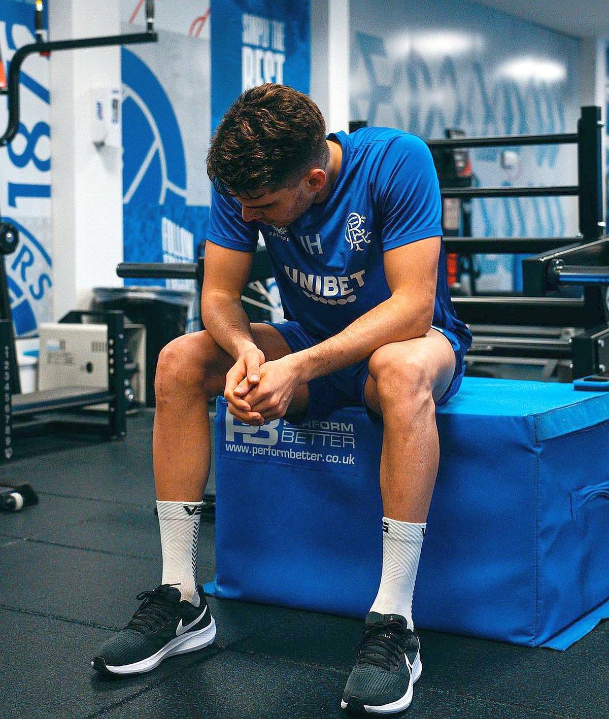 Apariție rară: Ianis Hagi s-a pozat cu ambii părinți de Crăciun