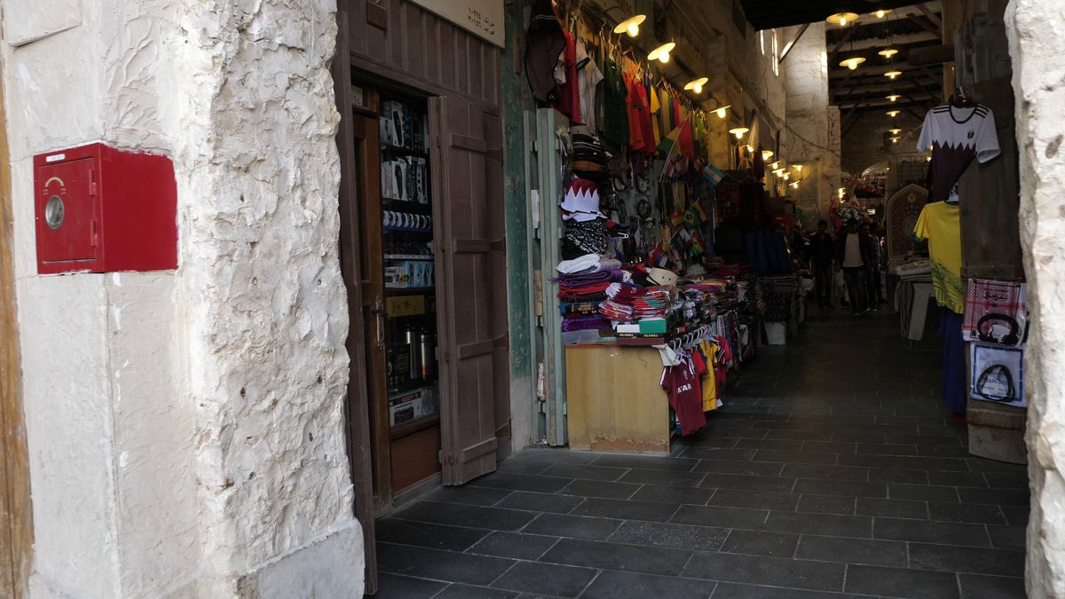 Globalism vs tradiţionalism » Imagini spectaculoase din piața Souq Waqif, locul în care s-au strâns suporteri de pe tot Globul