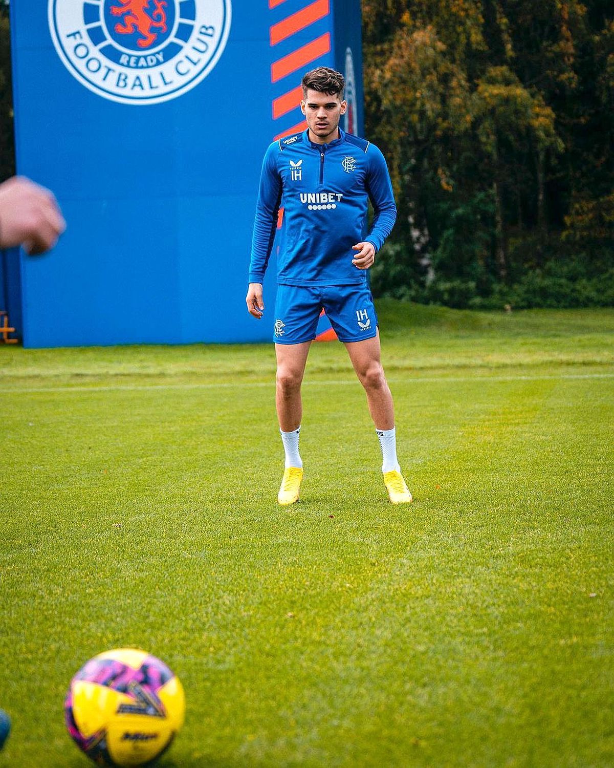 Apariție rară: Ianis Hagi s-a pozat cu ambii părinți de Crăciun