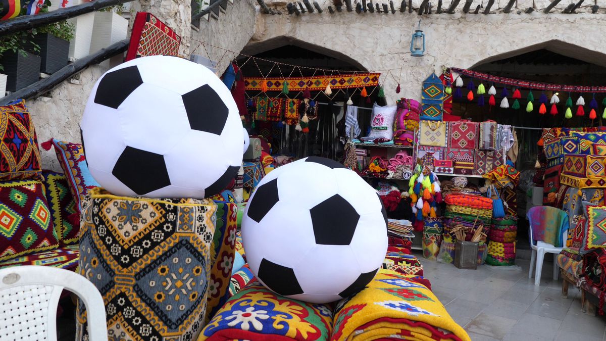 Globalism vs tradiţionalism » Imagini spectaculoase din piața Souq Waqif, locul în care s-au strâns suporteri de pe tot Globul