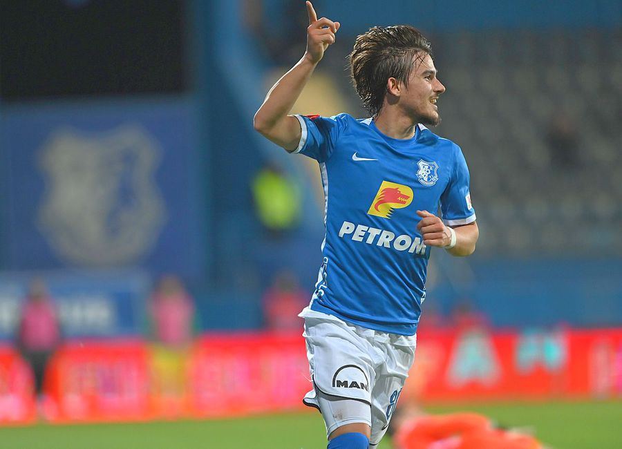 Alexi Pitu a debutat în Liga 1 pe 27 iulie 2018, la 16 ani, într-un meci Viitorul - Dunărea Călărași 0-1 Are aprobarea „Baciului”: „A explodat! Goluri și pase decisive, e anul lui!”