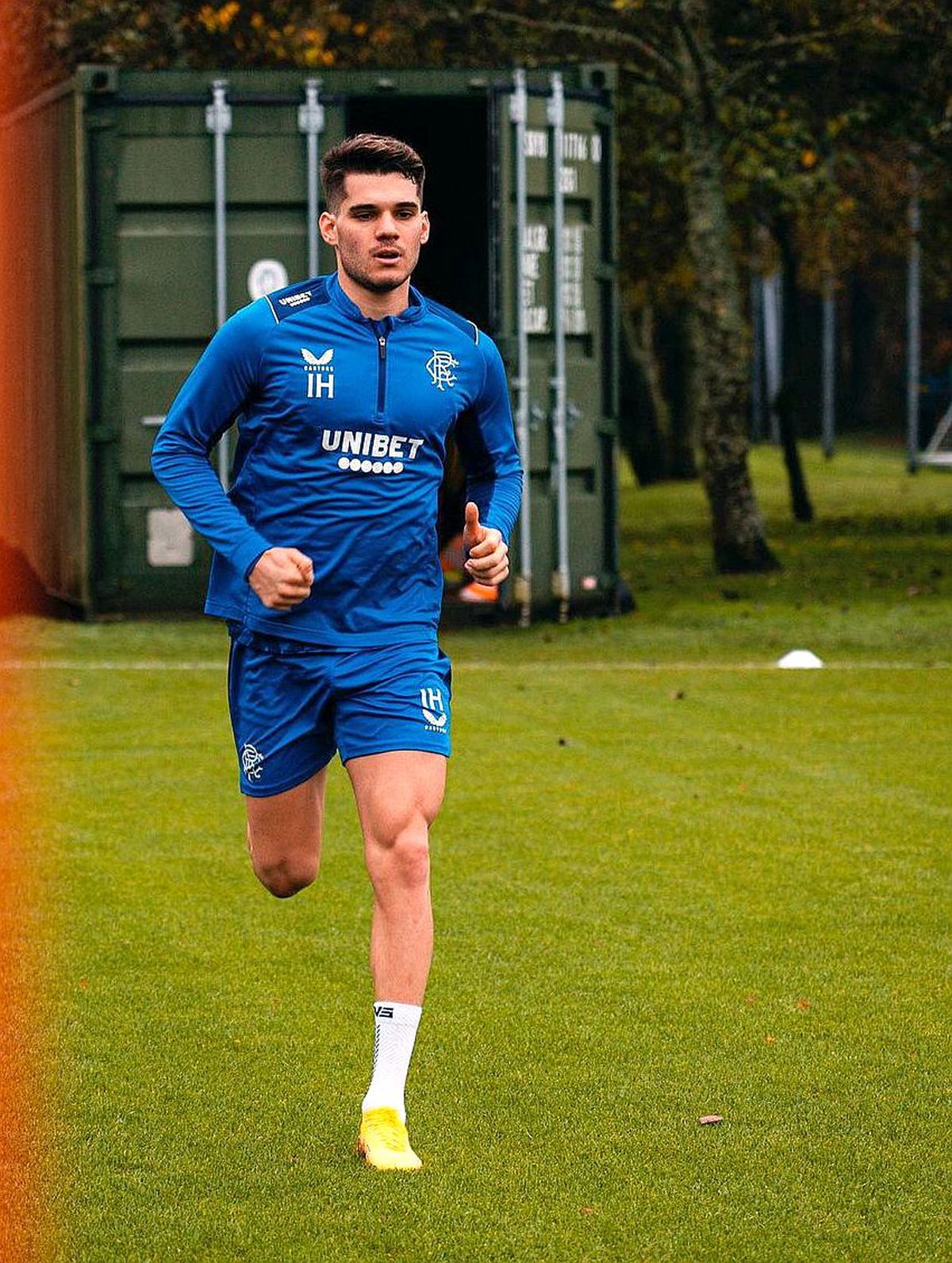 Apariție rară: Ianis Hagi s-a pozat cu ambii părinți de Crăciun