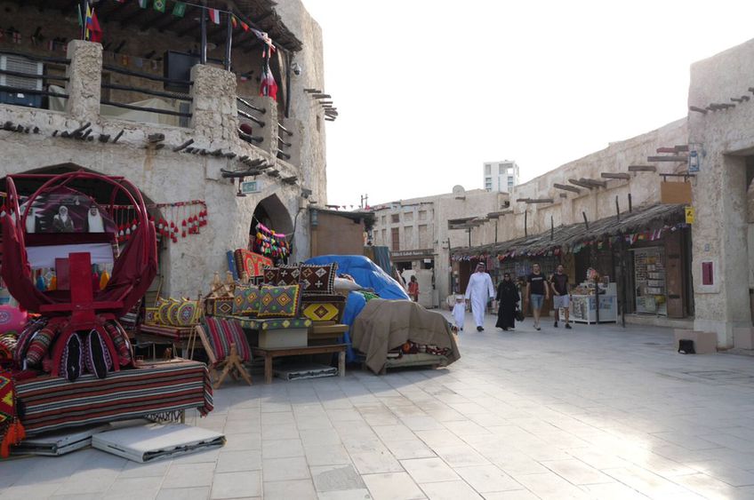 Piaţa Souq Waqif, cel mai tradițional loc din Doha, unde autenticitatea e prezentă peste tot, de la dulciuri și mirodenii până la parfumuri arăbești şi materiale textile, s-a umplut zilele acestea de suporteri de pe tot Globul.