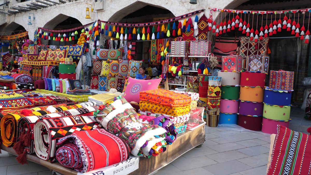 Globalism vs tradiţionalism » Imagini spectaculoase din piața Souq Waqif, locul în care s-au strâns suporteri de pe tot Globul