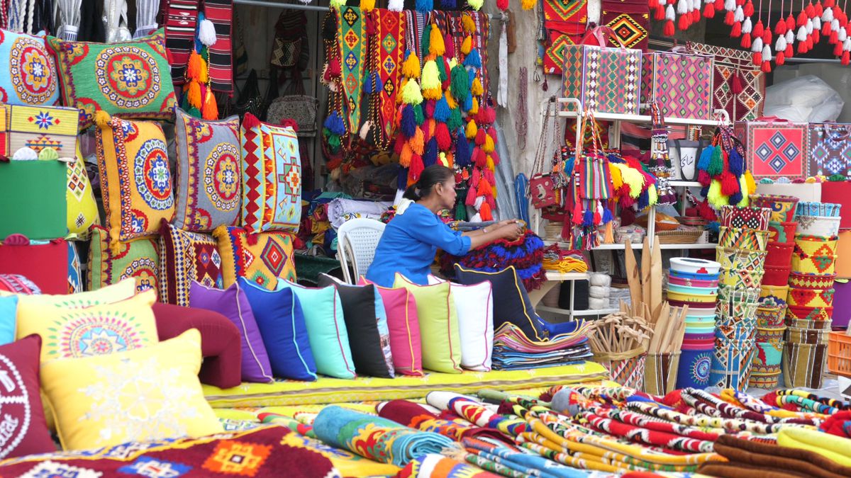 Globalism vs tradiţionalism » Imagini spectaculoase din piața Souq Waqif, locul în care s-au strâns suporteri de pe tot Globul