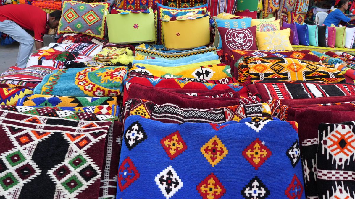 Globalism vs tradiţionalism » Imagini spectaculoase din piața Souq Waqif, locul în care s-au strâns suporteri de pe tot Globul