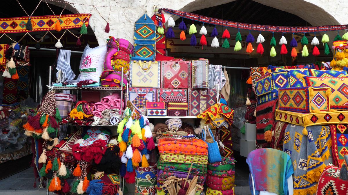 Globalism vs tradiţionalism » Imagini spectaculoase din piața Souq Waqif, locul în care s-au strâns suporteri de pe tot Globul