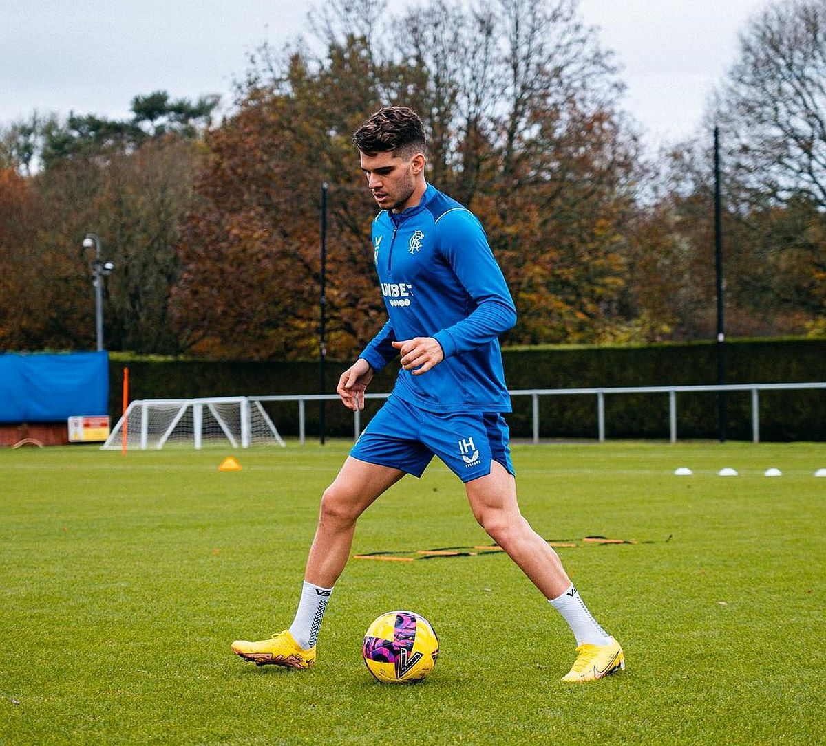 Apariție rară: Ianis Hagi s-a pozat cu ambii părinți de Crăciun