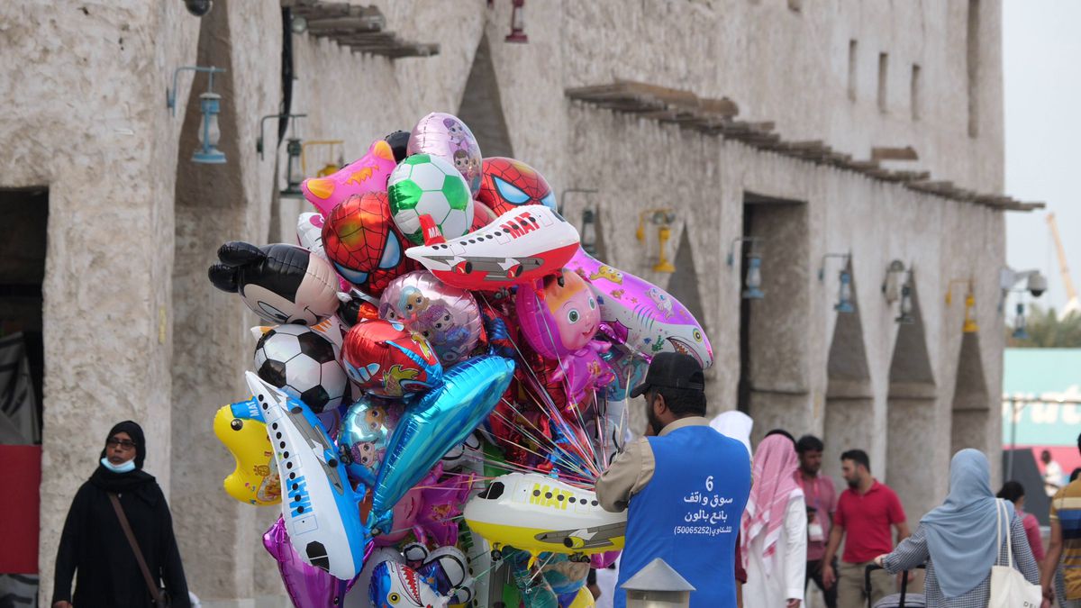 Globalism vs tradiţionalism » Imagini spectaculoase din piața Souq Waqif, locul în care s-au strâns suporteri de pe tot Globul