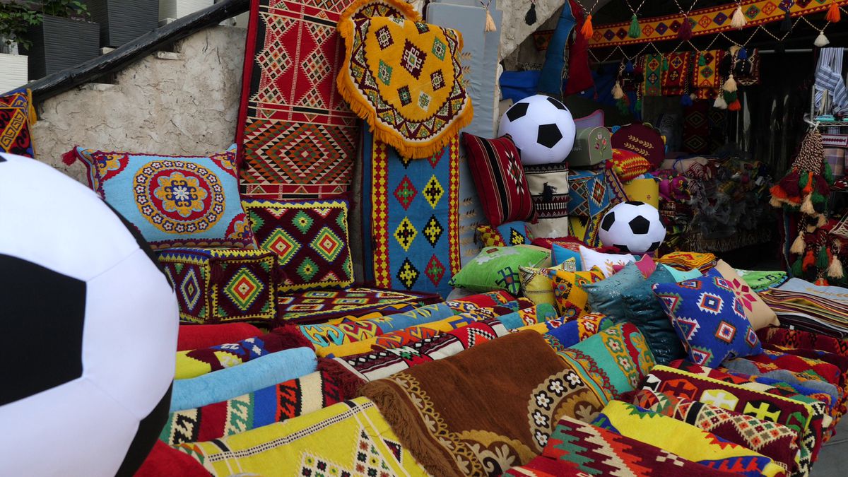 Globalism vs tradiţionalism » Imagini spectaculoase din piața Souq Waqif, locul în care s-au strâns suporteri de pe tot Globul