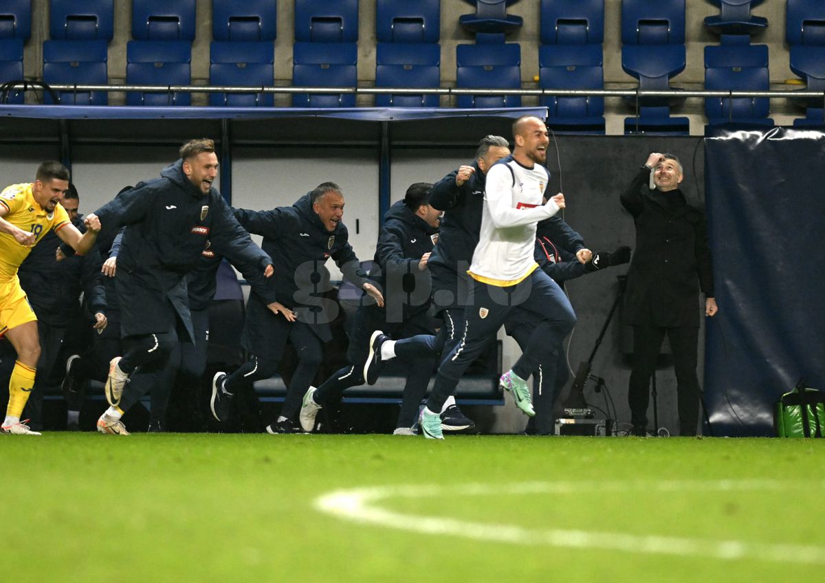 Explozie de bucurie pe bancă și pe teren! „Tricolorii” au sărbătorit calificarea la EURO 2024