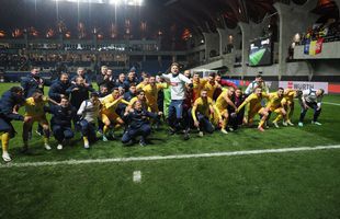 Ce nebunie a fost după meci! Fotbaliștii României au sărbătorit alături de suporteri victoria cu Israel