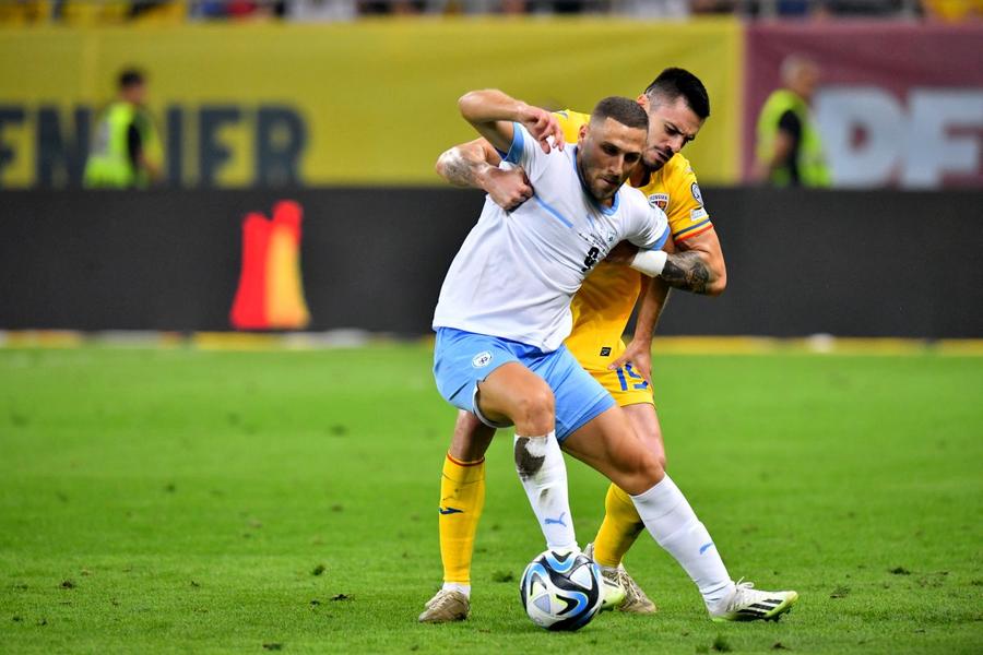 Shon Weissman (27 de ani), în duel cu Andrei Burcă Au dezvăluit numele atacantului dorit de FCSB! Exclus din lot chiar înaintea meciul direct cu România