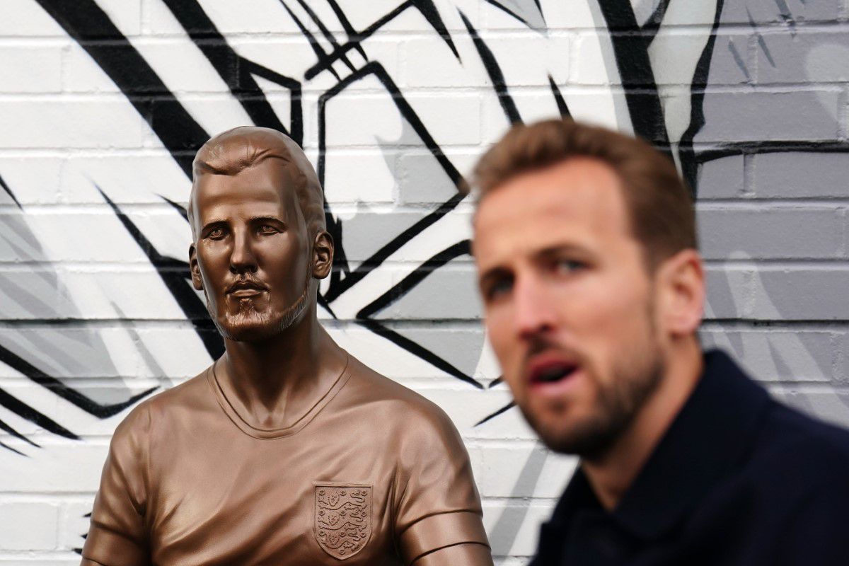 Au dezvelit astăzi statuia lui Harry Kane, ascunsă de ochii publicului în ultimii 4 ani! Fanii s-au amuzat: „De coșmar”