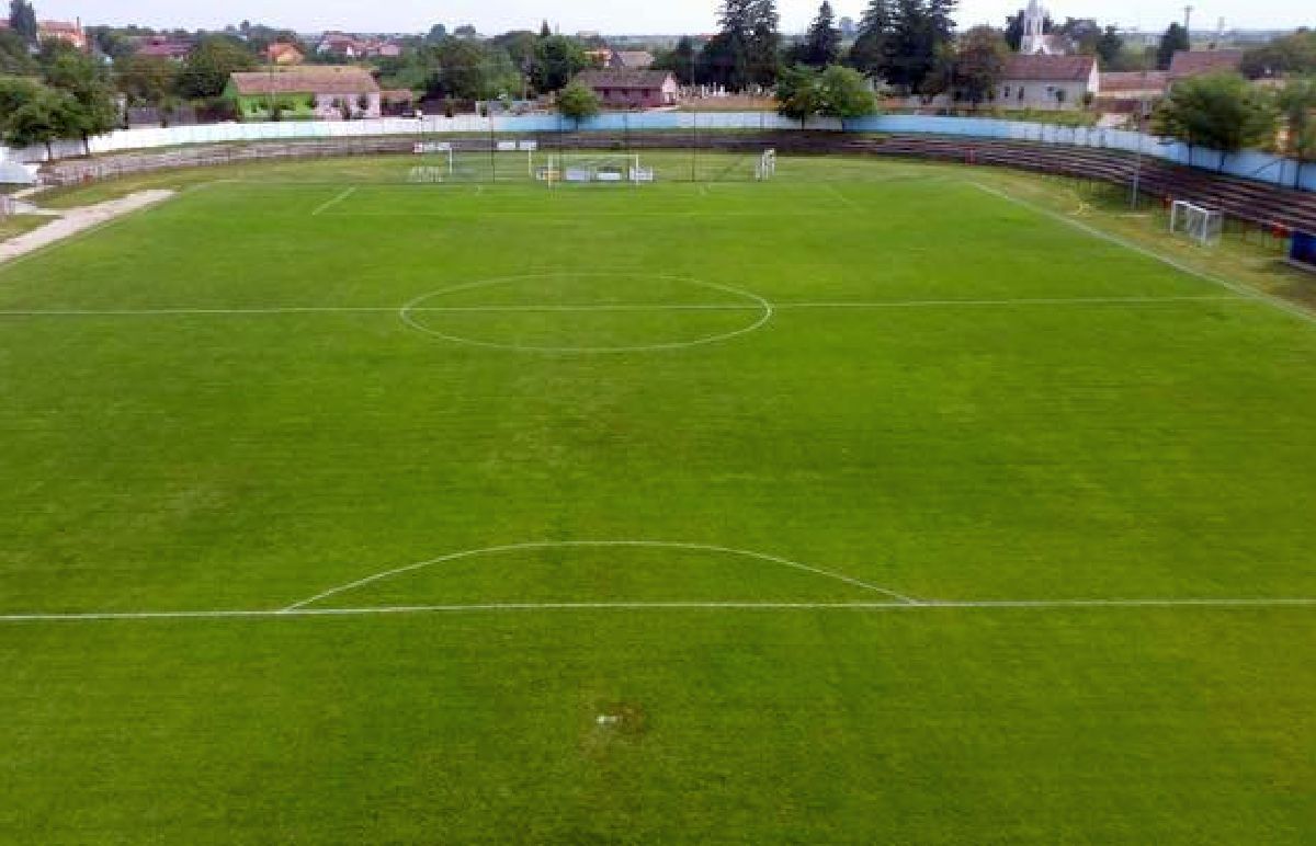 Sign of the times » Stadionul „Gheorghe Biaș” din Sânnicolau Mare e încă în picioare, dar arena nu se află în cele mai bune condiții