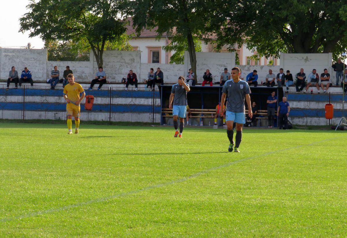 Sign of the times » Stadionul „Gheorghe Biaș” din Sânnicolau Mare e încă în picioare, dar arena nu se află în cele mai bune condiții