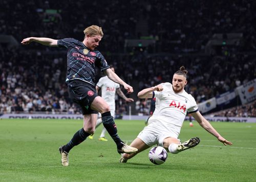 Radu Drăgușin, în duel cu Kevin De Bruyne, cu care se va înfrunta din nou sâmbătă, pe Etihad, în Premier League / Foto: Imago