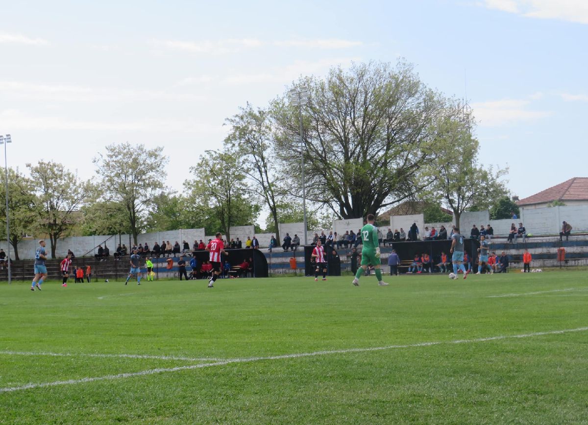 Sign of the times » Stadionul „Gheorghe Biaș” din Sânnicolau Mare e încă în picioare, dar arena nu se află în cele mai bune condiții