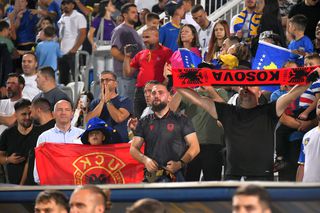 Banner-ul reprezentativ pregătit de ultrașii din Kosovo, la ultimul meci din Liga Națiunilor » Ce va apărea în peluză