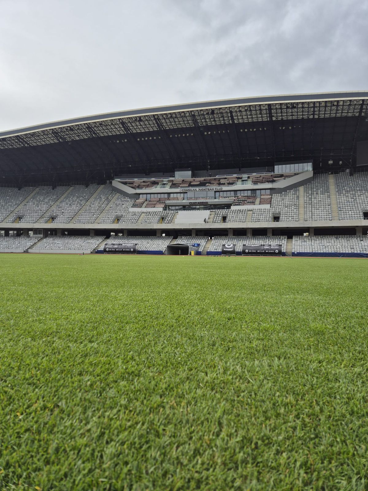 Gazon nou pe unul dintre cele mai mari stadioane din România, asemănător marilor arene din Europa