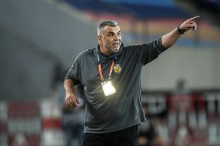 Ce DRAMĂ pentru Olăroiu în barajul pentru play-off-ul de Mondial » A primit GOL la ultima fază, în minutul 90+17, și a pierdut calificarea!