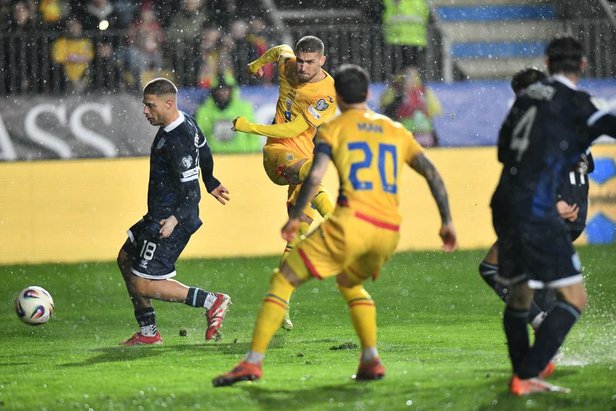 Din picioare, după conferință, Mircea Lucescu a confirmat două nume pentru baraj: „Da, da, cu siguranță!”